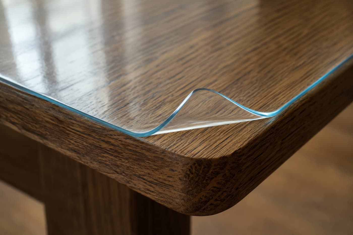 Bord souple et épais d'un tapis en verre souple vu de près