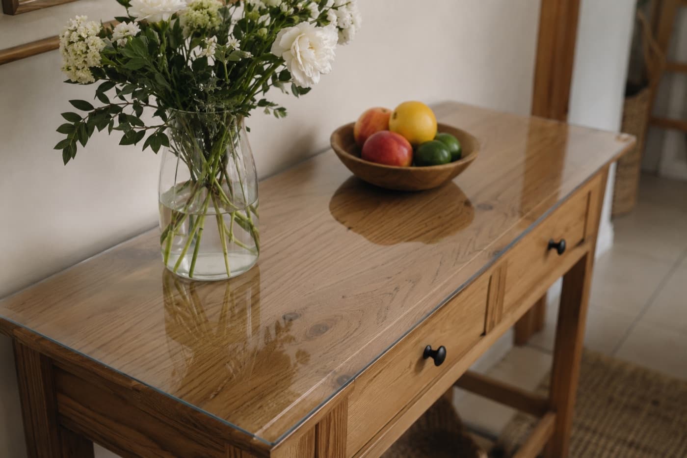 Table protégée par un tapis transparent dans un logement loué
