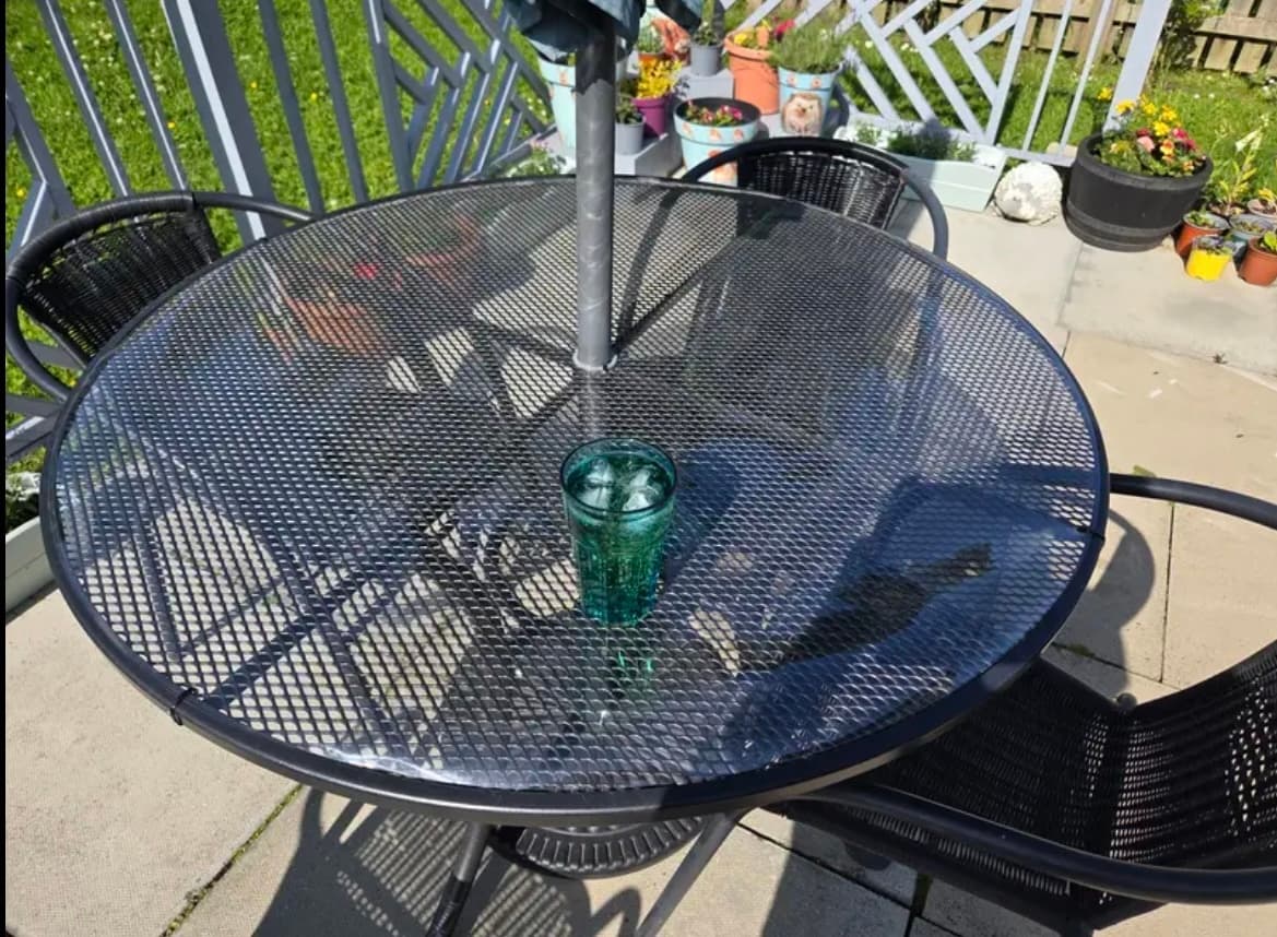 Le verre souple protège le plateau de la table — photo d'un client