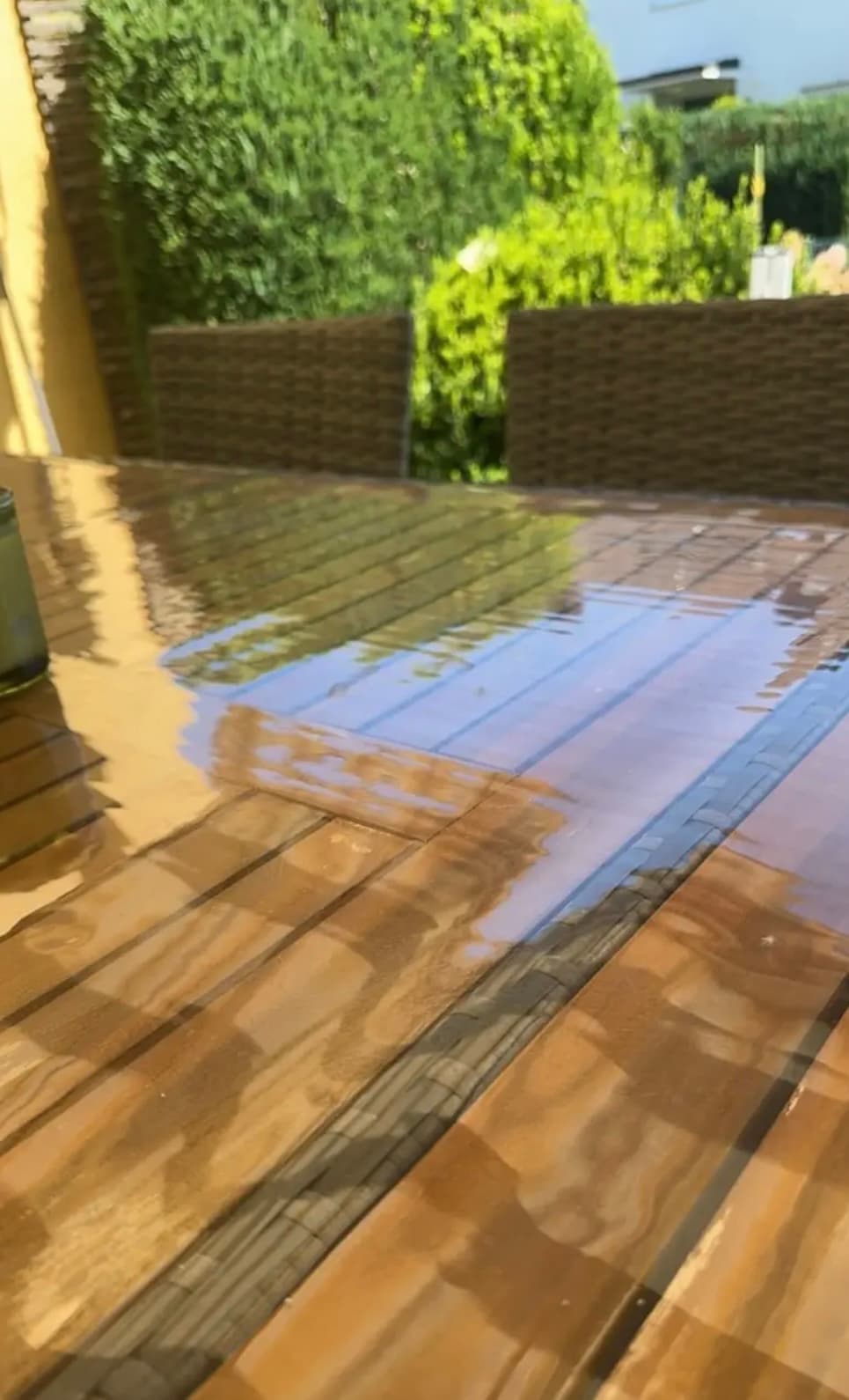 Protection transparente sur une table de salle à manger — chez un client