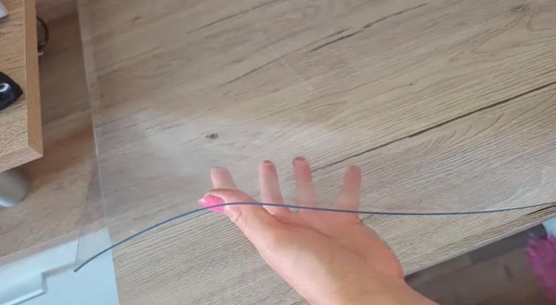Verre souple sur une table — une protection quotidienne et invisible