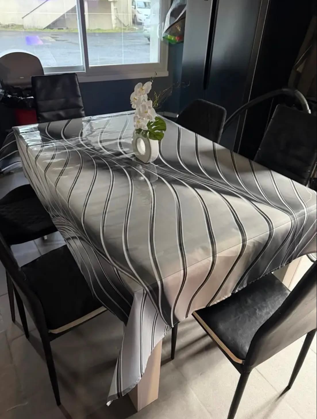 Tapis en verre souple sur une table de cuisine — photo d'un client