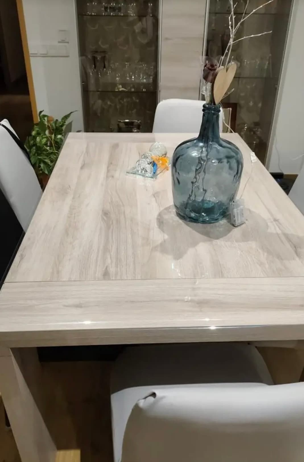 Verre souple sur une table — protection transparente, photo d'un client