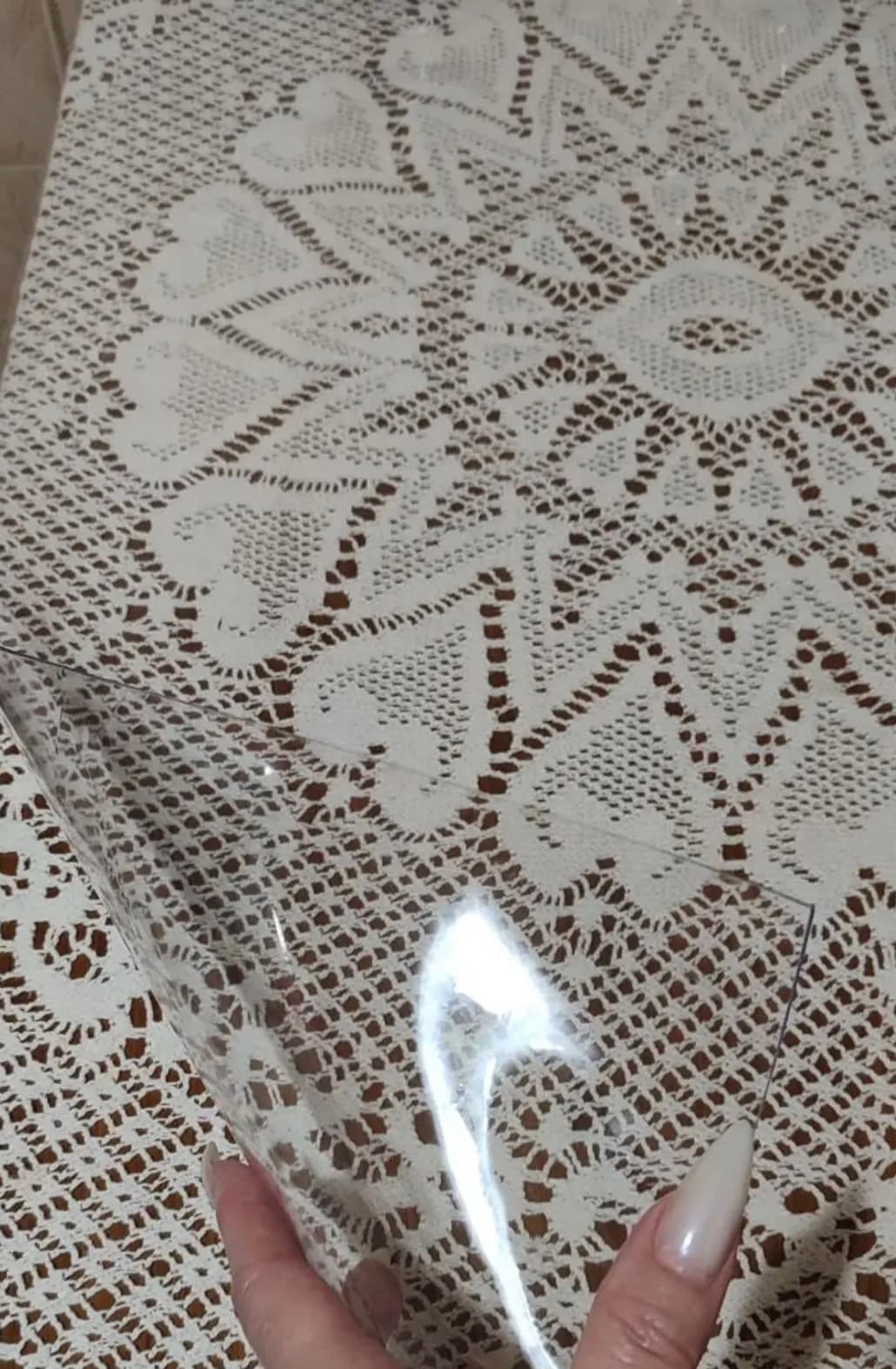Tapis souple en PVC protégeant le plateau d'une table — photo envoyée par un client