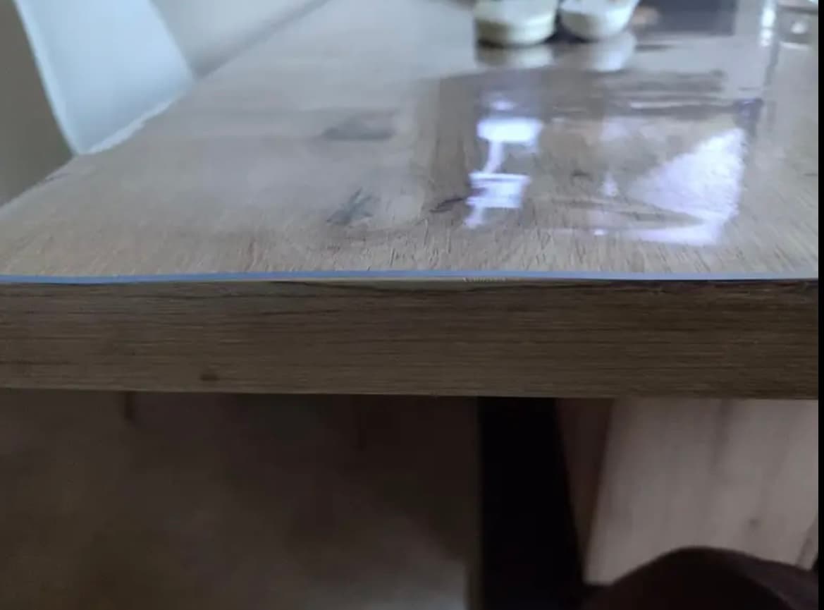 Film de protection transparent sur le plateau d'une table de salle à manger