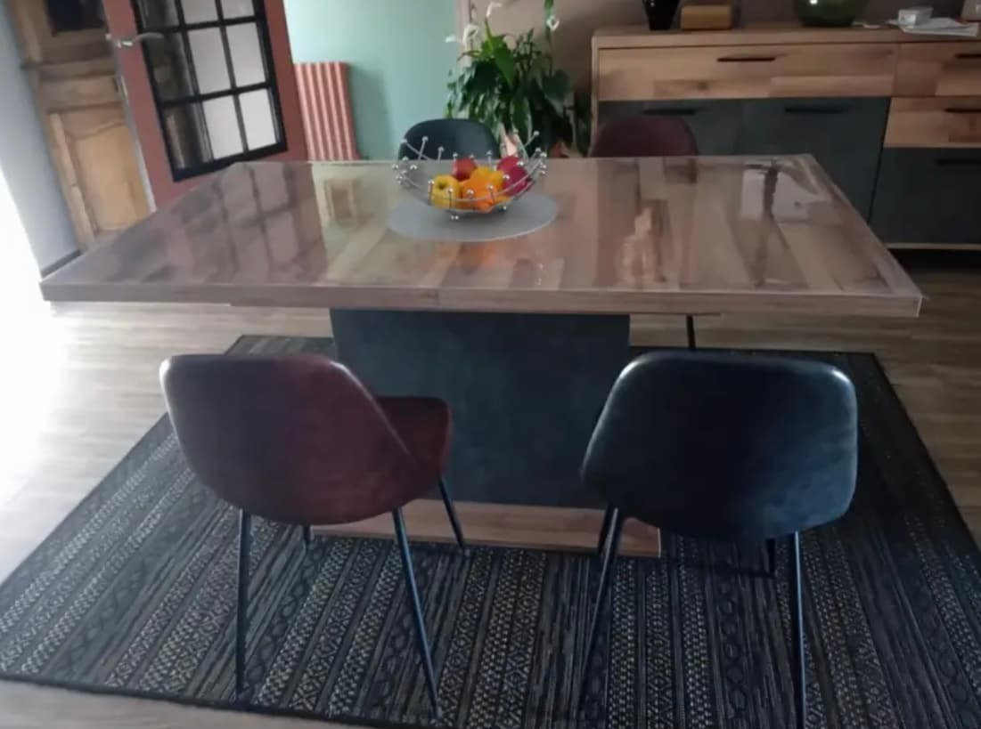 Verre souple sur une table dressée pour les fêtes — photo d'un client