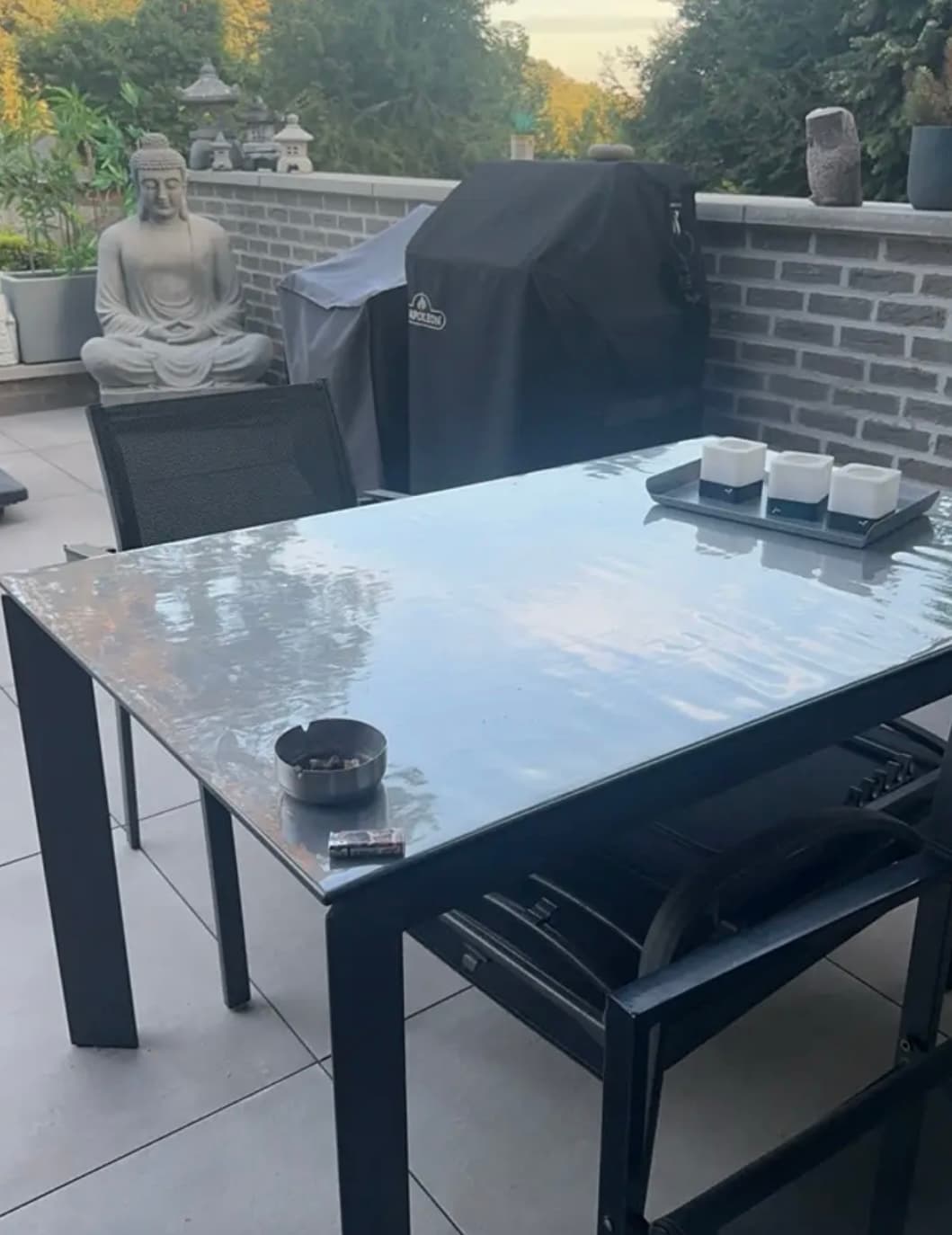 Le verre flexible protège la table des rayures — chez un client