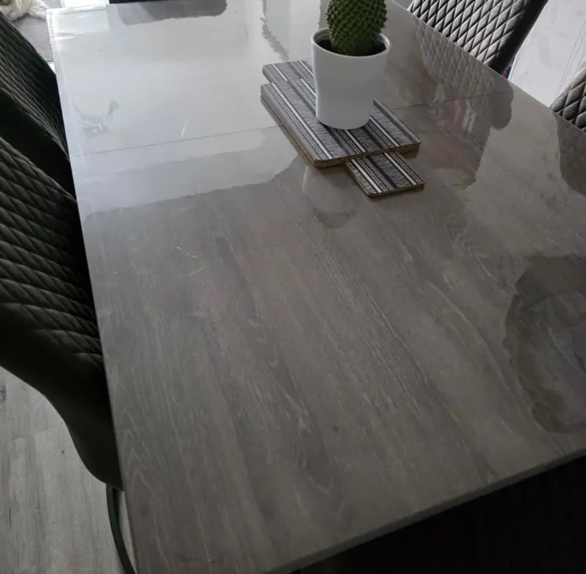 Verre souple sur une table familiale — protection quotidienne du plateau