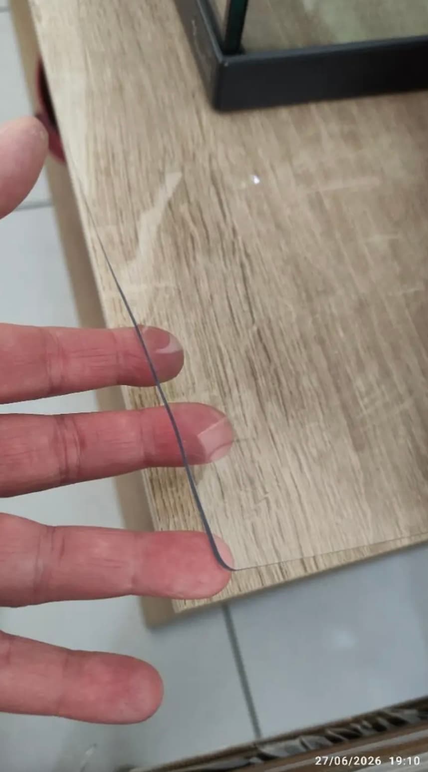 Fin tapis transparent sur une table — le plateau naturel reste visible