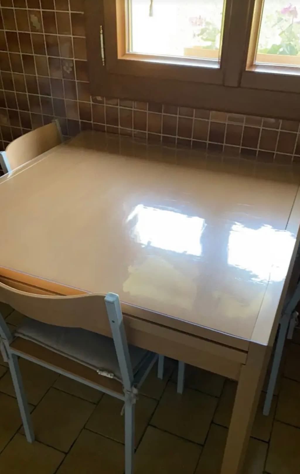 Tapis de protection de table (verre souple) dans le salon d'un client