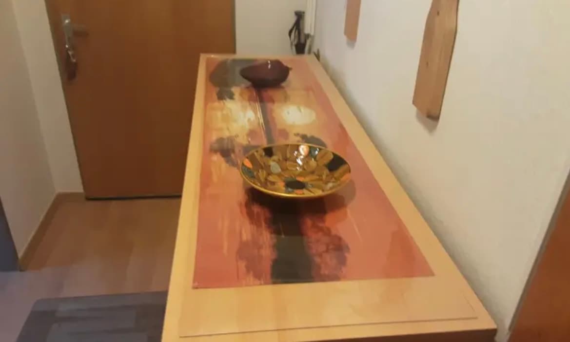 Tapis transparent sur une table — presque invisible, mais il protège le plateau