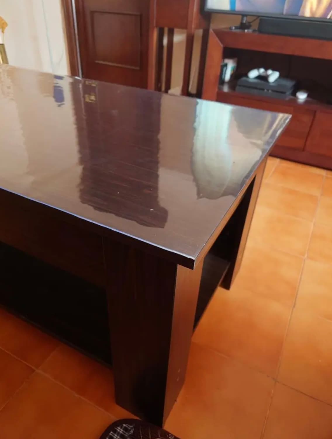 Tapis de protection souple soulevé au coin de la table — verre souple