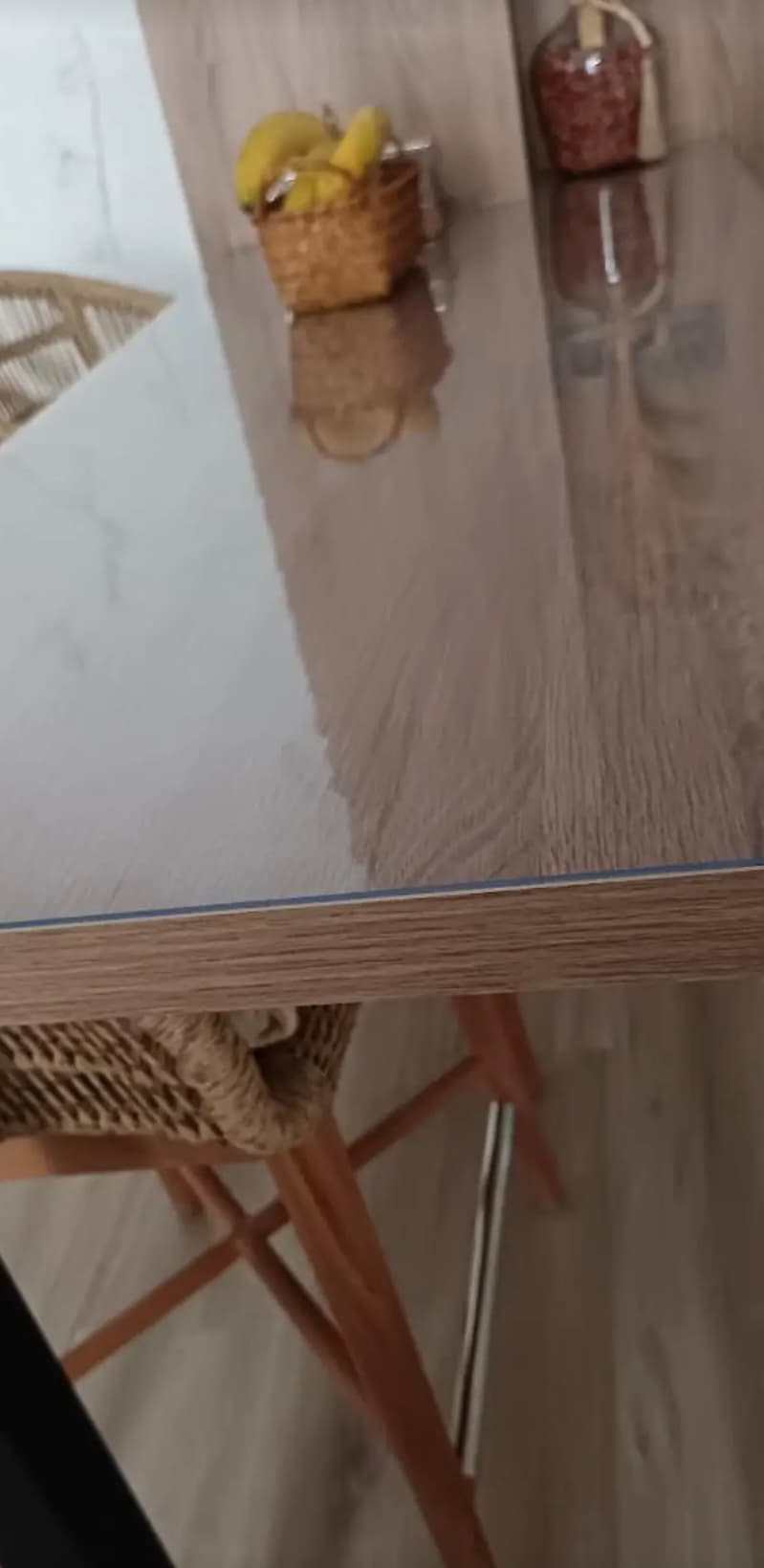 Le verre souple protège le plateau de la table — photo d'un client