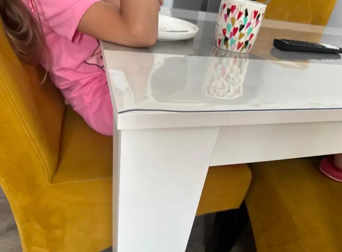 Verre souple sur une table — une protection quotidienne et invisible