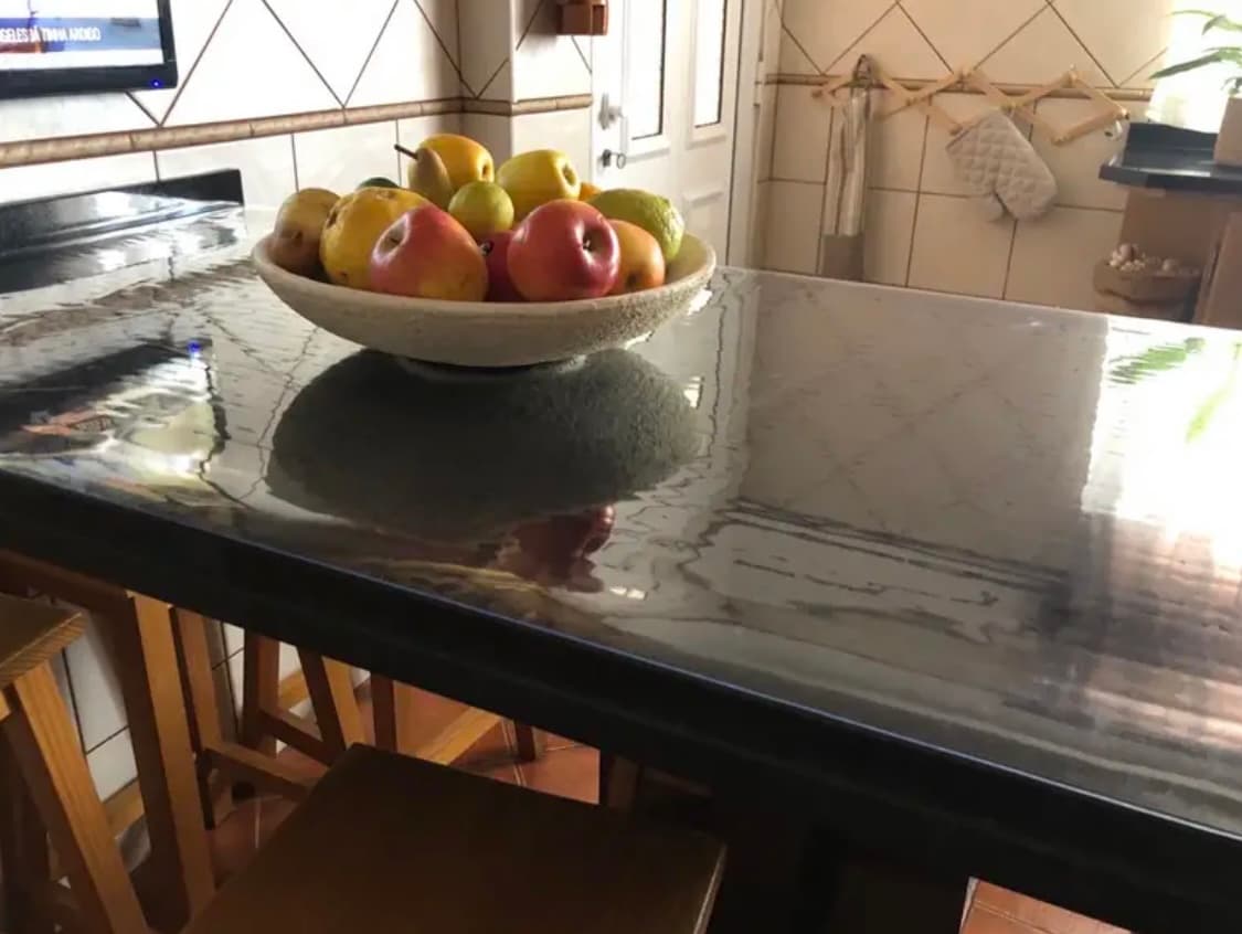 Verre souple sur une table — protection transparente, photo d'un client