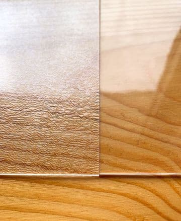Verre souple mat ou brillant – comparaison Comparaison du verre souple mat et transparent brillant sur une table – Filmfy