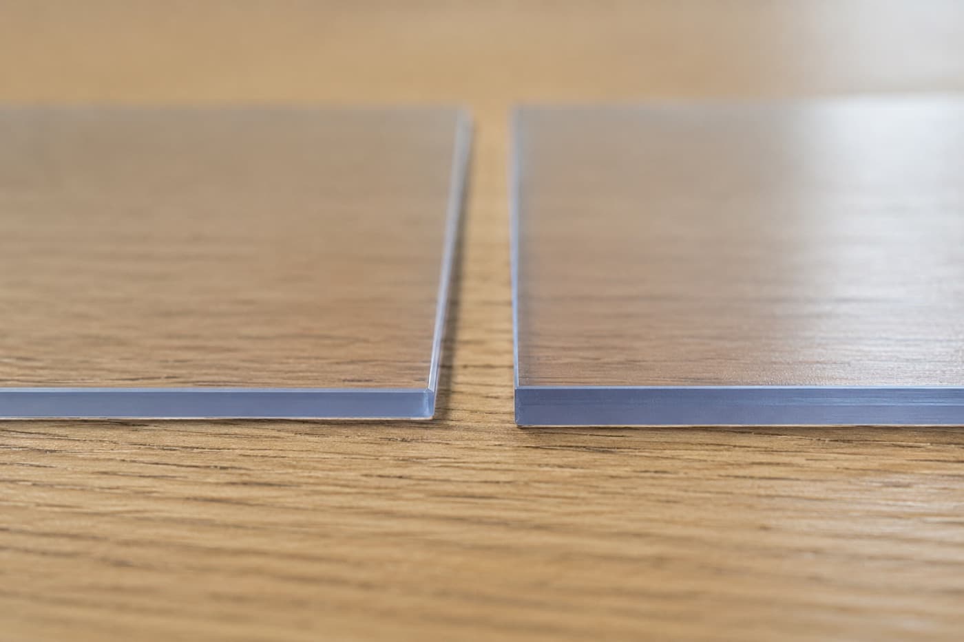 Vergleich der Kantenstärke von Matten aus weichem Glas mit 1,5 mm und 2,0 mm, nebeneinander liegend