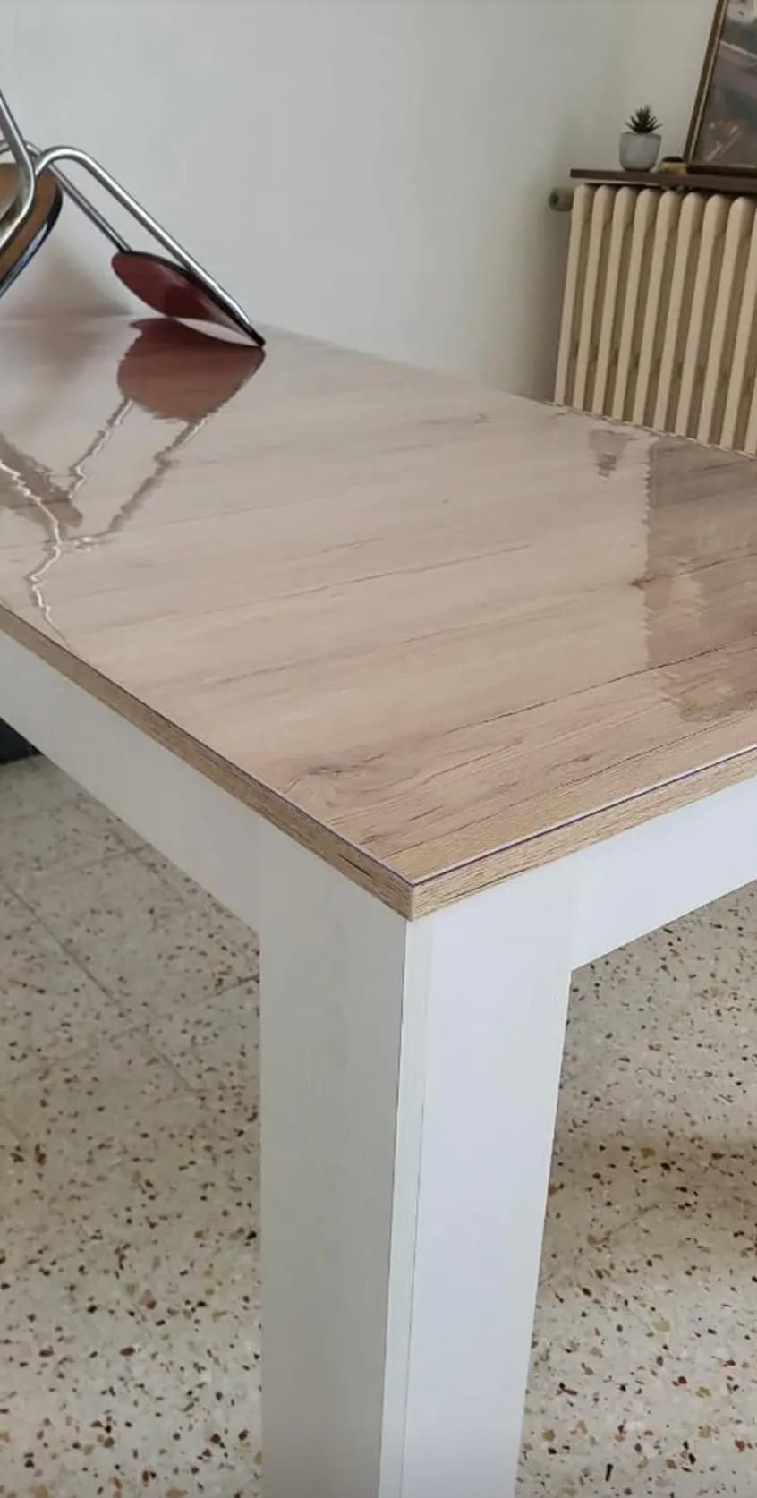 Flexibles Glas schützt den Tisch vor Kratzern — beim Kunden zu Hause
